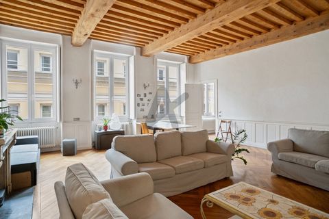 LYON 1st. In the heart of the city, on the 5th floor of a well-maintained building with an elevator, family apartment of about 140 m2. Composed of a spacious entrance with a stone wall, a living room of about 43 m2 illuminated by 3 windows, an indepe...