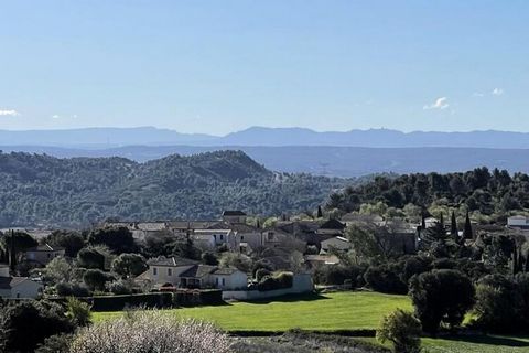 Charmante gerenoveerde residentie met prachtig verwarmd zwembad op een perceel van ruim 5000m². Dicht bij Salon de Provence, op 40 minuten van Aix en Provence, is Vernègues een dorp in de Provence tussen Lubéron en Alpilles. 5 slaapkamers, geschikt v...