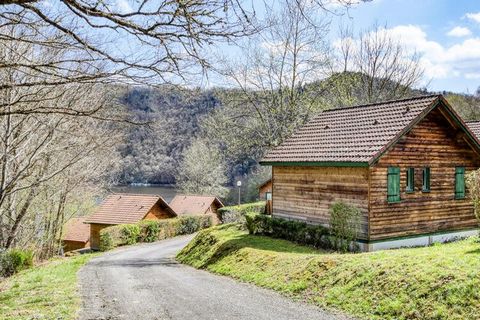 De Vacanceole Residence Les Chalets de la Chazotte ligt op het platteland, met een prachtig uitzicht op het meer Fades Besserves (400 ha). Op het kruispunt van de Auvergne en de Limousin zal deze regio u betoveren met de rijkdom van het natuurlijke e...