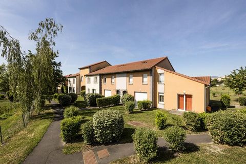 De tuin & Residence City Clermont-Ferrand Gerzat*** ligt in de Auvergne, op slechts 800 meter van het knooppunt van de snelweg. Het biedt een buitenzwembad dat geopend is in het zomerseizoen, ideaal om af te koelen! Elk appartement heeft een comforta...