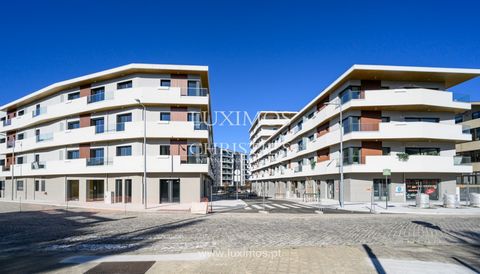 Espaço comercial , para venda, inserido em empreendimento residencial novo , em Ramalde , Porto . Interior com excelentes acabamentos, evidenciando-se o design funcional, layout bem estruturado e a excelente exposição solar. Com área bruta privativa ...