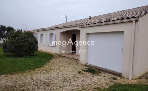 Single-storey T4 house in a residential area of ??Niort, with a clear view and close to all amenities. It consists of a large living room, a fitted and equipped semi-open kitchen opening onto its covered terrace with a pergola, three bedrooms, two of...