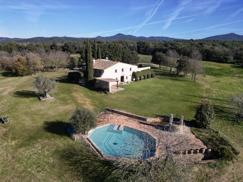 BARNES presents this beautifully restored 13th-century farmhouse, set on 35 hectares of land, offering total privacy and stunning views. Fully renovated in 2007 by a renowned architect, the property enjoys an exceptional location just 15 km from Giro...