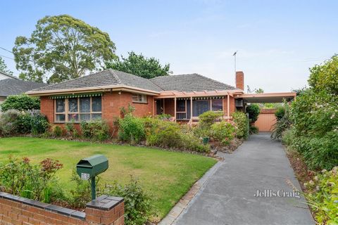 Nur einen kurzen Spaziergang von der Ruhe des Wurundjeri Walk und des Orchard Grove Reserve entfernt, bietet dieses geschätzte Haus mit 3 Schlafzimmern auf einem ca. 587 m² großen Grundstück in familienfreundlicher Lage eine Fundgrube an Möglichkeite...