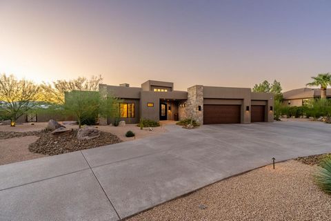 Better than new, custom built by Dave Jenson in Stone Cliff. Expansive views of the city of St George and Utah Hill. Self cleaning 54' lap pool with a sitting bench to enjoy the sunsets, self cleaning system, salt water spa. Office, oversized butler ...