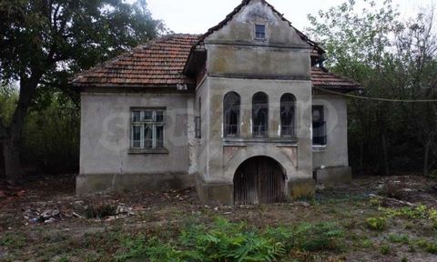 SUPRIMMO agentschap: ... Te koop is een vrijstaand huis met een ruime tuin in een dorp gelegen aan de oevers van de rivier de Donau. De woning ligt op 15 km van de stad Vidin en bestaat uit twee huizen en twee bijgebouwen. Het hoofdhuis is gelijkvloe...