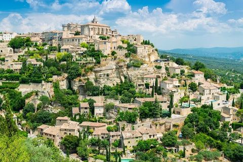 En vente confidentielle sur la commune de Gordes, récemment nommé plus beau village du monde. Maison de maître en pierre datant du XVIII éme siècle, au coeur du village, profitant d'une vue extraordinaire sur le Luberon et sa vallée. Ce bien d'except...