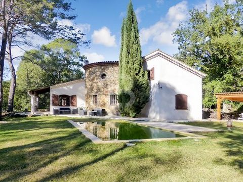 At La Motte, in a bucolic setting, discover this charming 220 m² home with a unique character, carefully tucked away in the heart of 2,500 m² of beautifully wooded grounds, fully fenced for your peace and quiet. The ground floor features a vast livin...