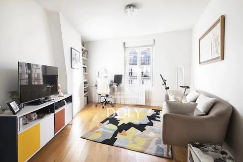 Rue JOUFFROY D'ABBANS- 75017 DOLY est fier de vous présenter cet élégant appartement de 41 m², niché au sein d’un superbe immeuble ancien, idéalement situé. Situé au cinquième étage sans ascenseur d’une charmante copropriété de cinq niveaux, cet appa...