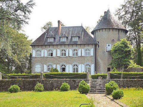 16th- 20th century castle with pool and ponds on 35ha 13a 10ca North Creuse, 35 min from Argenton-Sur-Creuse, in a preserved environment, château of approx. 270 m²: living room, sitting room , fitted kitchen, office, 7 bedrooms, 2 bathrooms. Renovati...