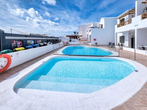 Estupendo is pleased to offer this excellent modern 1-bedroom apartment in Puerto del Carmen. It is located on the ground floor of a well-maintained complex, with a communal pool and sunbathing area, just 650 meters from Playa Chica and the vibrant p...