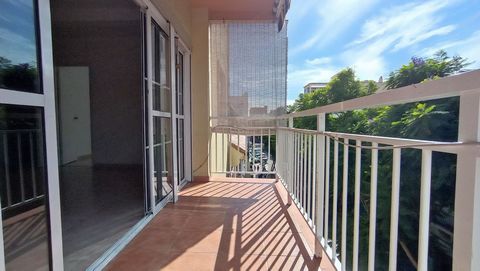 In the centre of Los Boliches (Fuengirola), terrace and less than 5 minutes from the beach. All shops, restaurants, pharmacies and schools around. It needs a renovation, but the apartment is a very good size. It also has an elevator! Middle Floor Apa...