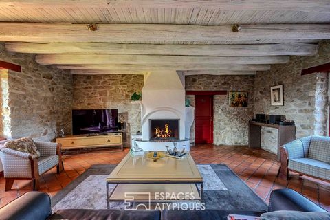 A nugget in Pompas, in the commune of Herbignac, in the heart of the Guérande peninsula, only 15 minutes from the ramparts of Guérande. Discover this superb farmhouse of character, located on a landscaped plot of more than 2,000 m2. With its 200 m2 o...