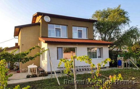 Dit gemeubileerde huis met twee verdiepingen is gelegen in een dorp in het noordoosten van Bulgarije, op 15 km van de stad Dobritsj en op 23 km van de badplaatsen Albena en Kranevo. De woning is ideaal om het hele jaar door te wonen, een gezinswoning...