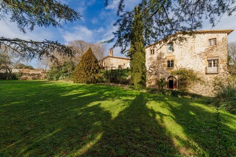 In the heart of Baix Empordà, we find an exceptional estate of the 16th century built on a plot of 23,804 m² that combines history, nature and comfort. The property has a restored Catalan farmhouse of approximately 900 m² built and distributed in thr...