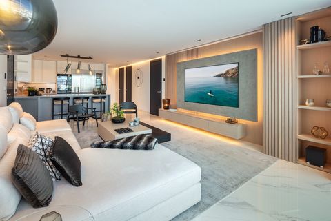 Located in Puerto Banús. An elegant, modern apartment offering panoramic views of the Mediterranean Sea and the harbor from a jetliner, situated in the renowned Puerto Banus Marina. In Puerto Banus, indulge in opulent coastal living with countless de...