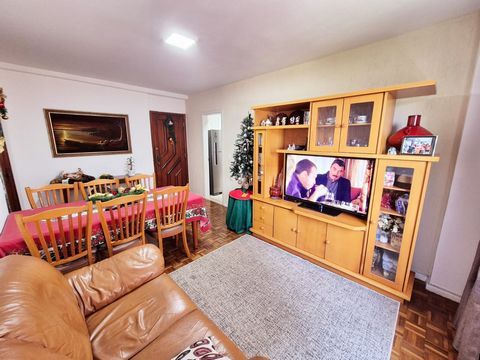 Apartment for sale on Rua Humberto de Campos, in the iconic Selva de Pedra, in a privileged location in Leblon. Close to Shopping Leblon, the beach and the subway, in addition to having the security of proximity to the police station, the property co...