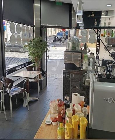 Trespasse de Café/Bar fully equipped and furnished, located in the vibrant downtown of Porto. Location: In downtown Porto, in an area of great movement and visibility. Configuration: Space with two floors – ground floor and basement – with independen...