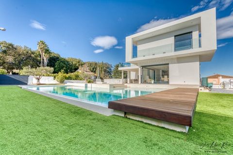 Imagine living in a quiet and spacious villa, just minutes from the AVE station, a golf course and the sea? Stop dreaming and make it a reality! This corner of over 575 m2 offers you: Large spaces recently renovated and expanded, with incredible ligh...