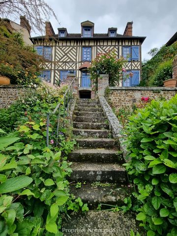 Propriété Normande vous propose à la vente cette maison de ville fin XVIIIème, à l'allure d'antan avec son intérieur d'aujourd'hui rénové avec gout et subtilité. Située dans le bourg typique normand de Broglie avec ses commerces et à 10 minutes au su...