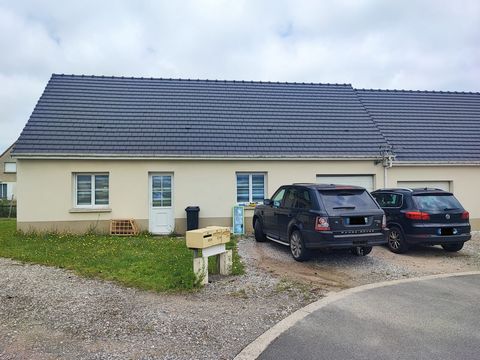 Ref 5035 : Mooie halfvrijstaande woning van ongeveer 83m2 woonoppervlak, gebouwd in 2015, gelegen in een dorp en in een rustige omgeving op 10 minuten van de Baai van de Somme, bestaande uit: Op de begane grond: open keuken naar woonkamer (ongeveer 4...