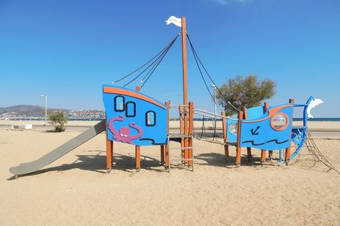 Les appartements se situent dans un très jolie endroit, dans un complexe clos, à seulement 500m du centre de Empuriabrava, et 1 km de la plage. WiFi directe (supplement 3€ par jour). Linge ne pas inclus. Vous pouvez louer le linge. L’appartement a de...