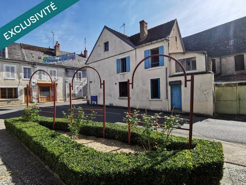 Située dans la charmante ville de Châteauneuf-sur-Cher (18190) , cette maison bénéficie d'un parfait emplacement dans la rue principale . Son exposition sud-est offre une luminosité naturelle agréable. La maison dispose d'une boutique avec vitrine do...