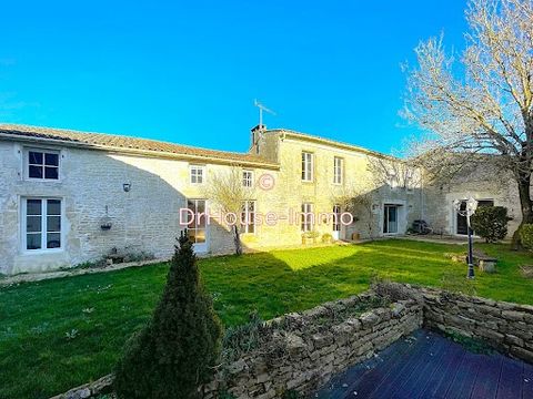 Superbe maison charentaise entièrement restaurée – Idéalement située ! À seulement 9 minutes du centre-ville de Surgères et de sa gare SNCF (liaison directe vers Paris en 2h15), et à 15-30 minutes de La Rochelle, ainsi qu'à proximité des villes de Ni...