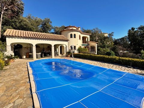 Deze prachtige villa, doordrenkt met mediterrane charme, bevindt zich in de prestigieuze urbanisatie Vizcondado de Cabanyes in Calonge, perfect gepositioneerd om te genieten van het gouden licht van de Costa Brava. Met een bevoorrechte zuidelijke ori...