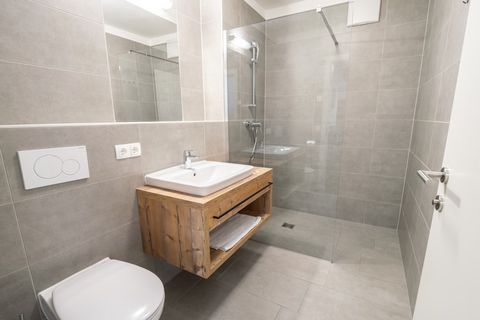 Superior appartement met voldoende ruimte voor 7 personen. Het appartement heeft 3 slaapkamers. Eén slaapkamer heeft een tweepersoonsbed en een bijbehorende badkamer. De slaapkamer heeft directe toegang tot een kleiner balkon op het noorden. In de an...