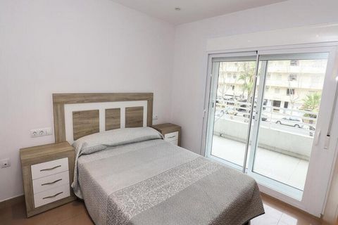 Dit charmante appartement is ideaal gelegen op slechts 500 meter van het Levante-strand en biedt het perfecte toevluchtsoord aan zee. Het beschikt over twee comfortabele tweepersoonsslaapkamers, een woonkamer met een slaapbank en een volledig uitgeru...