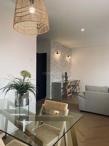 This charming 2-bedroom apartment, recently renovated, is located in the vibrant heart of Porto, offering a privileged view of the iconic Igreja da Lapa. Tastefully decorated and fully furnished, the property provides a cozy and modern atmosphere, id...