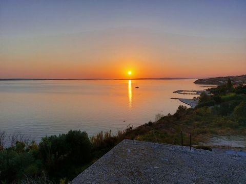 Незавершенное строительство отеля на 1-й линии моря в Ртине! Частный спуск к пляжу! Великолепный вид на море! Причалы находятся под участком, который занимает прекрасное возвышенное положение среди зелени. Общая площадь здания 724 кв.м. Предлагается ...