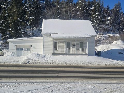 Duplex very well located in Chicoutimi, close to all services. Both dwellings are rented without unheated leases, unlit, interesting for first time buyer or investor! INCLUSIONS -- EXCLUSIONS --