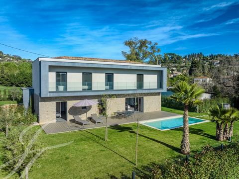 Erleben Sie luxuriöses Wohnen in dieser modernen Villa in Mougins, Frankreich. Auf 178,26 m² Wohnfläche finden Sie vier geräumige Schlafzimmer, die hohen Komfort bieten. Die Villa ist mit Klimaanlage ausgestattet und verfügt über doppelt verglaste PV...