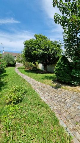 92220 - Rare sur le secteur du centre de Bagneux, maison de 1980, construite sur un terrain d'environ 800 m², en retrait d'une petite rue à faible circulation tout en étant proche des transports (RER B: 5 min, Métro 4: 15 min à pied) , des écoles, de...