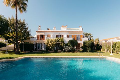 Maison de ville à vendre dans le quartier de Rotas, Marineta Casiana, à quelques minutes du centre de Denia. Cette fantastique propriété se compose de 3 étages, avec un total de 108 m2 construits, qui bénéficie à la fois de vues panoramiques sur le M...