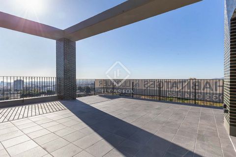 Lucas Fox presents this modern and functional, new build apartment in a recently built building in Esplugues de Llobregat for long-term rental. This new build construction consists of four residential buildings. All the properties are spacious and br...