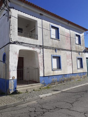 Villa de 3 étages, 1er. étage, rez-de-chaussée et sous-sol. Bien situé, très proche du centre de Reguengos, à côté de lécole primaire, du centre de santé, de la pharmacie, de la station-service. Cependant, situé dans un quartier assez calme. Très bon...