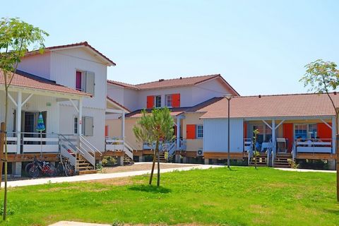 Résidence La Grenadine es una dirección de vacaciones de tamaño medio con 90 casas de vacaciones coloridas renovadas. Son adosadas, construidas sobre pilotes bajos y accesibles a través de cinco escalones. Las casas están construidas al estilo de las...