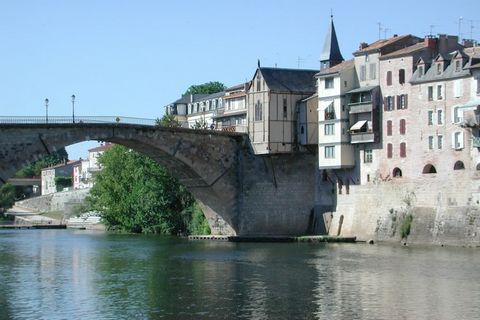 De chalets zijn vrijstaand en geschikt voor 6 (FR-47260-03, FR-47260-04 en FR-47260-05) of 8 personen (FR-47260-02). Het type Garonne (FR-47260-02) is geschikt voor 6 volwassenen en 2 kinderen en het type Aquitaine (FR-47260-03) is geschikt voor 4 vo...