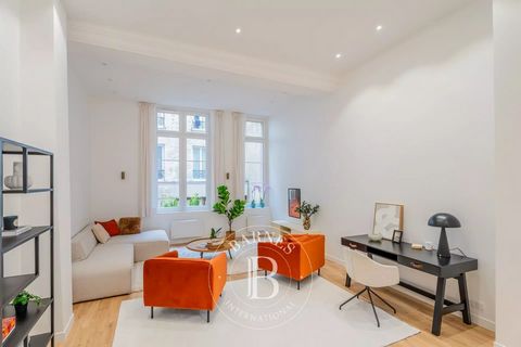 We are listing this 55m² (592 sq ft) one-bed apartment in immaculate condition and in completely quiet surroundings, in an old building on rue Chapon. The property lies on the first floor without a lift, and comprises an entrance, a bedroom, a shower...