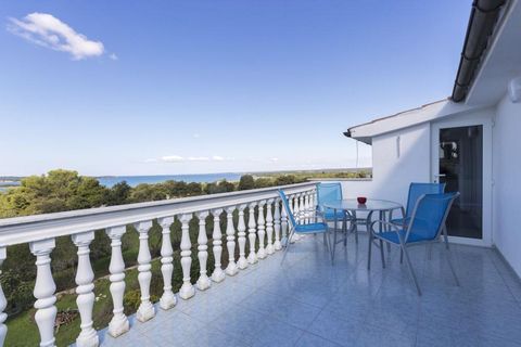 Haus in Štinjan mit Meerblick - 600 Meter vom Meer entfernt mit offenem Meerblick! Štinjan ist ein touristisches Dorf im Nordwesten von Pula. In den letzten Jahren ist es aufgrund seiner Lage an der Brijuni Riviera sehr beliebt geworden und zieht in ...