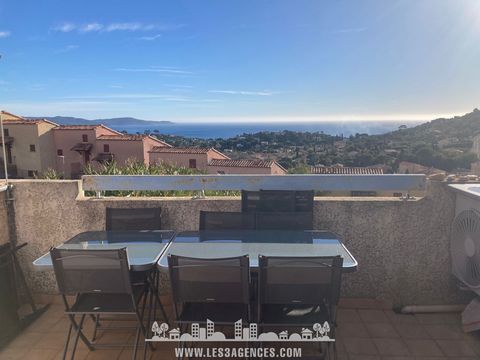 Great opportunity in Cavalaire-sur-Mer! Come and discover this beautiful apartment of 48 m2 offering a breathtaking sea view from the heights of Cavalaire. This 3-room apartment consists of two bedrooms, a fully equipped kitchen opening onto a bright...