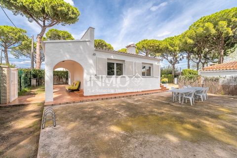 Sale Detached Villa in Mont-Roig del Camp – A Unique Retreat! This charming detached villa is located on a plot of 490 m² surrounded by imposing centenary pine trees, creating an unrivalled environment of peace, tranquillity and natural freshness. Th...