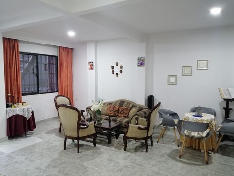 LINDA CASA DE 2 PISOS: Remodelada. Oportunidad de vivienda y renta. Primer piso: Garaje, Sala-comedor, 3 habitaciones, la principal con baño, baño social, cocina integral. Patio. Segundo piso: 2 apartamentos de 48 mts2 c/u. Constan cada uno de 2 habi...