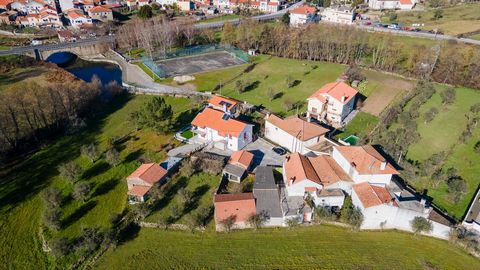 Unique opportunity to acquire a charming property, in need of rehabilitation, but already with some habitability conditions. Composed of a main house and two houses with stone annexes. The main house offers incredible potential, allowing you to custo...