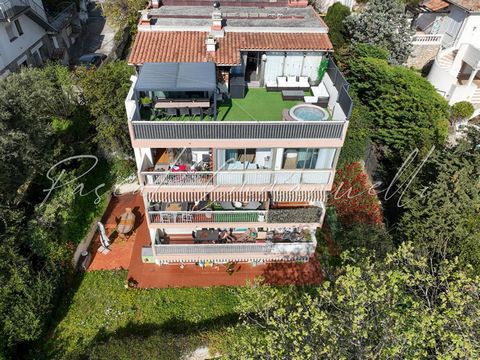 Antibes, quartier Saint-Jean 4-5P Duplex de 132m2 (106 carrez) Alliant le calme et le confort d'une villa, cet appartement en Duplex au dernier étage saura vous séduire avec sa grande terrasse équipée d'une pergola bio-climatique accueillant une tabl...