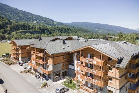 Résidence Samoëns Village is een stijlvolle en comfortabele residentie met eigentijds en warm ingerichte appartementen. Een aantal grotere, verbonden chalets biedt onderdak aan uitnodigende appartementen van diverse grootte. Het ligt op 600 m. van he...