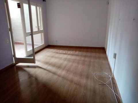 Bright apartment located in the heart of Les Corts - Sarrià, just 8 minutes walk from the Illa Diagonal Shopping Center, 9 minutes from Sants Station and 18 from Plaza España. In addition to being surrounded by all the necessary services. With a tota...